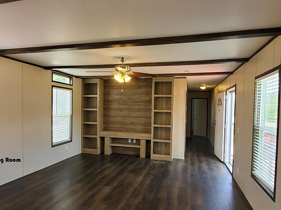 Living room
Built-ins