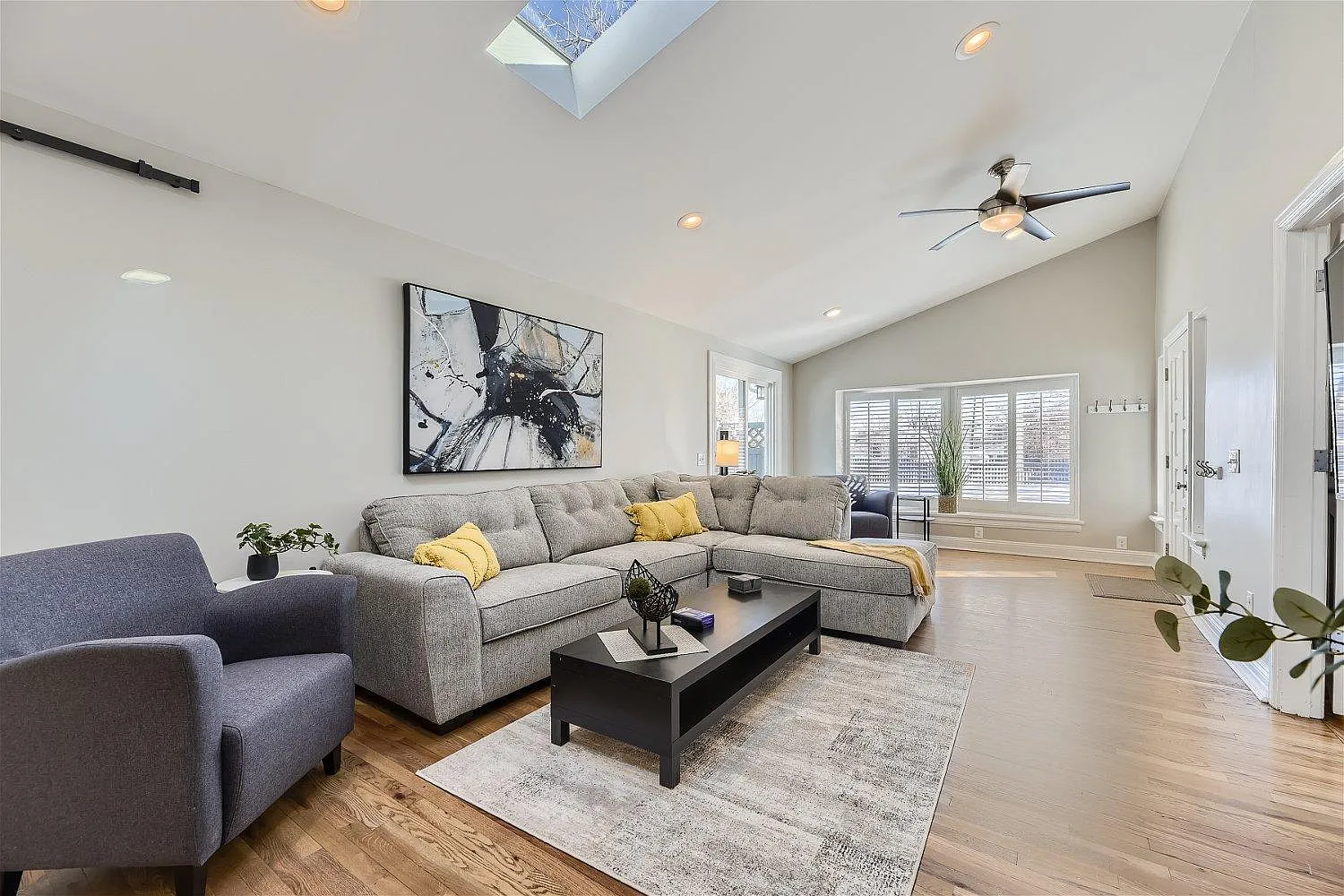 4 bed, 2600 sqft, $4,150 — Photo 4