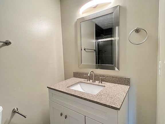 4th image of 184 Old Park Ave #20