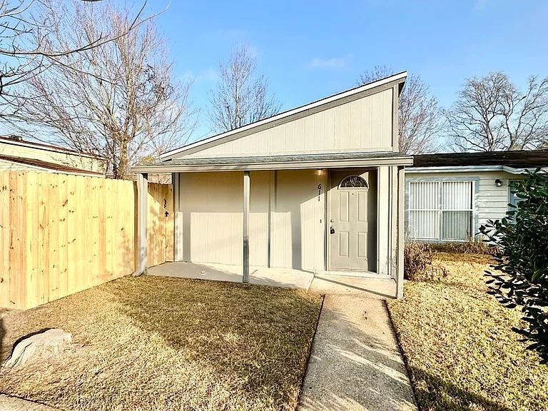 611 Carnathan Ct — Photo 1