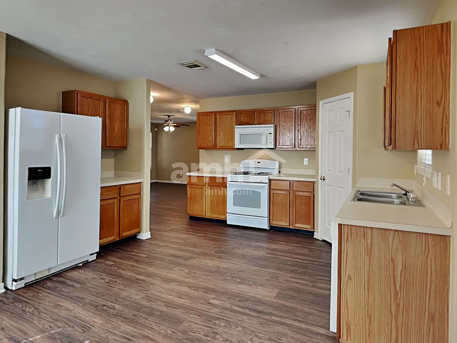 3 bed, 2.5 bath, 1945 sqft, $2,045 — Photo 3