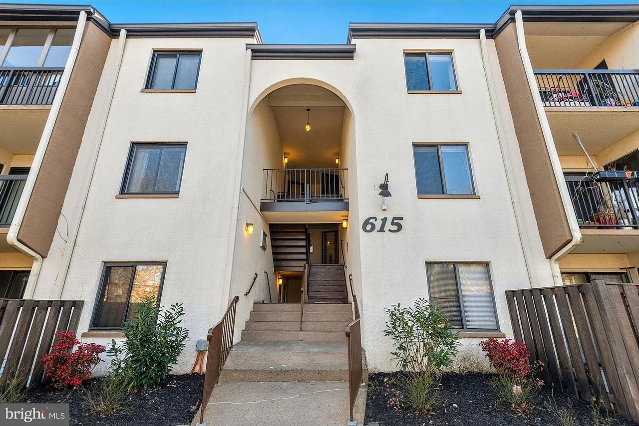2 bed, 1.5 bath, 1085 sqft, $2,100 — Photo 1