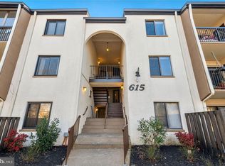 615 Center St APT T1, Herndon, VA 20170