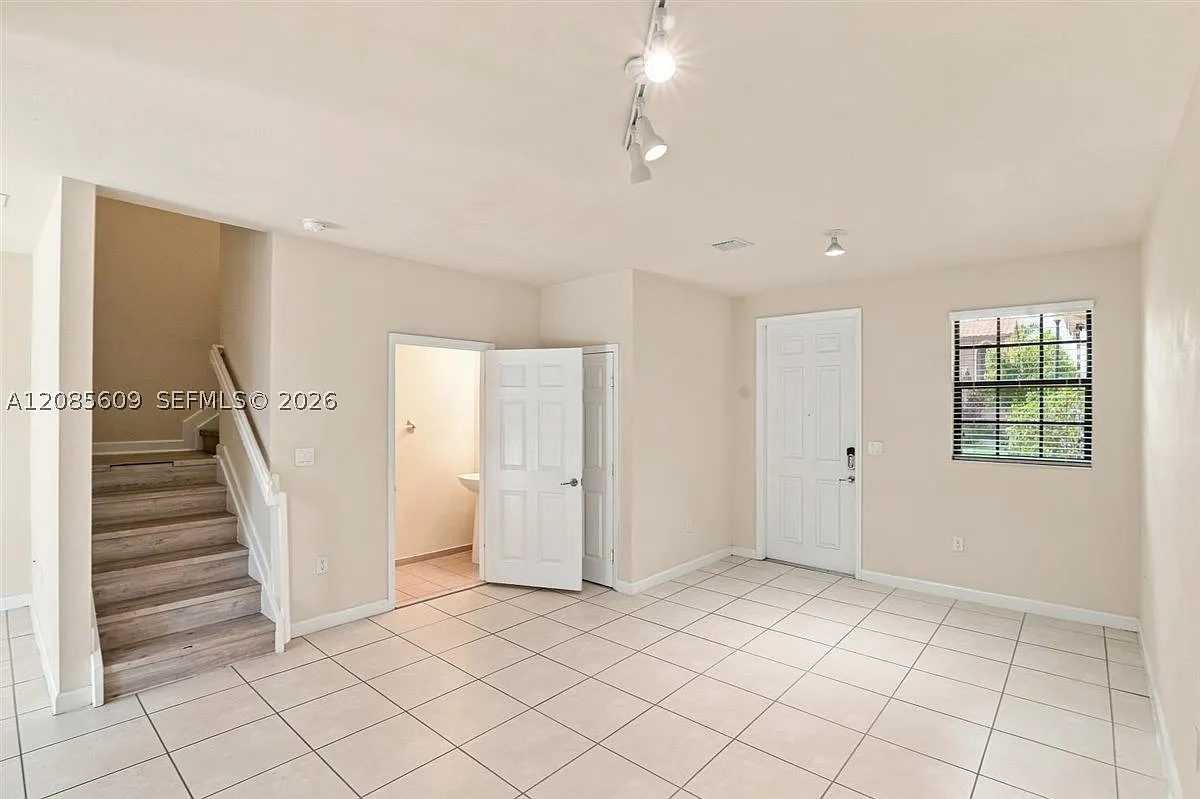 3 bed, 2.5 bath, 1407 sqft, $2,500 — Photo 4