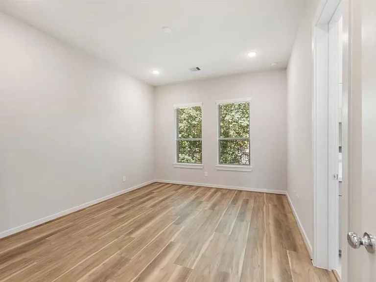 604 Thornton Oaks Ln #B — Photo 13