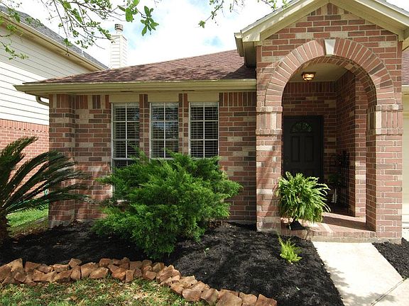 GREAT COVERED ENTRY AND LOW MAINTAINENCE LANDSCAPING