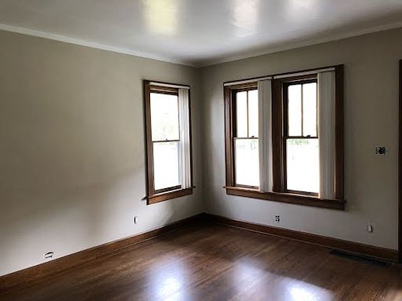 5th image of 833 College Ave