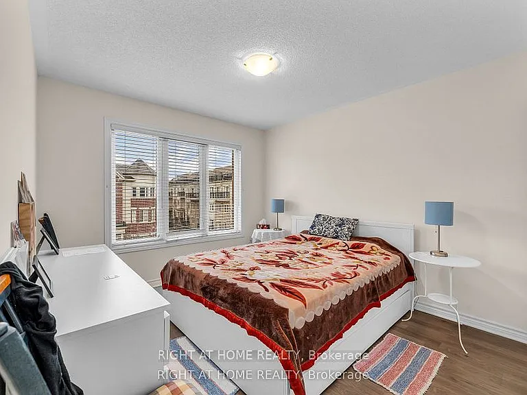 22 Coneflower Cres — Photo 11