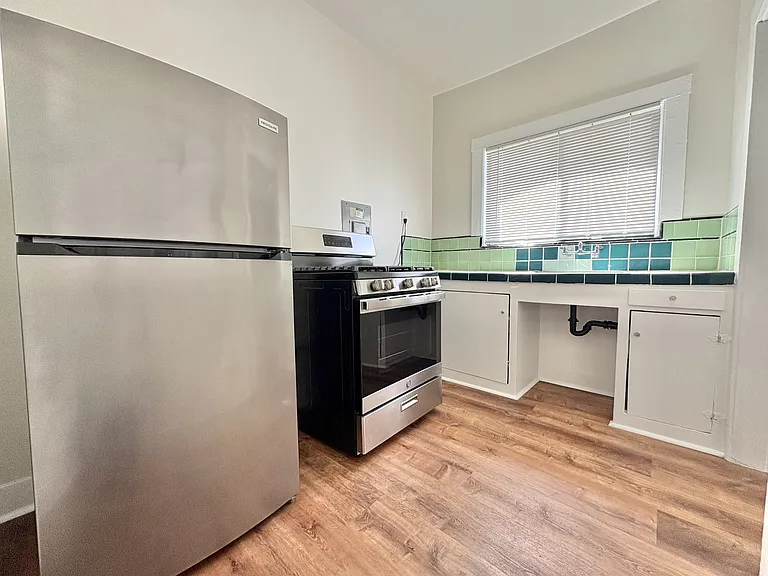 413 E 7th St #5 — Photo 5