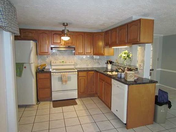 3rd image of 2507 Almond Dr