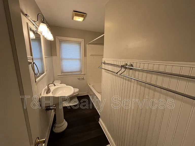 2920 E 5th St — Photo 17