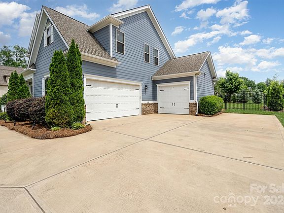 3rd image of 209 Seven Oaks Lndg