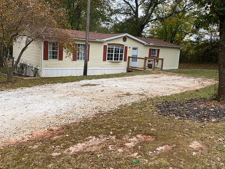 106 Lane Dr — Photo 2