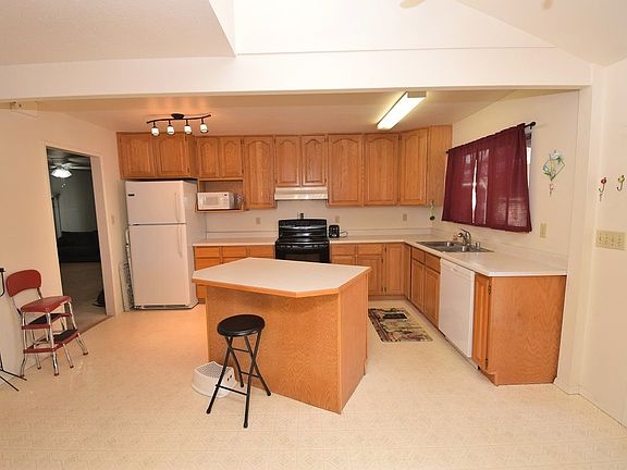 5th image of 912 Pioneer St