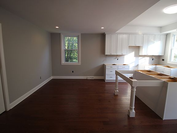 5th image of 329 Hawthorne Dr