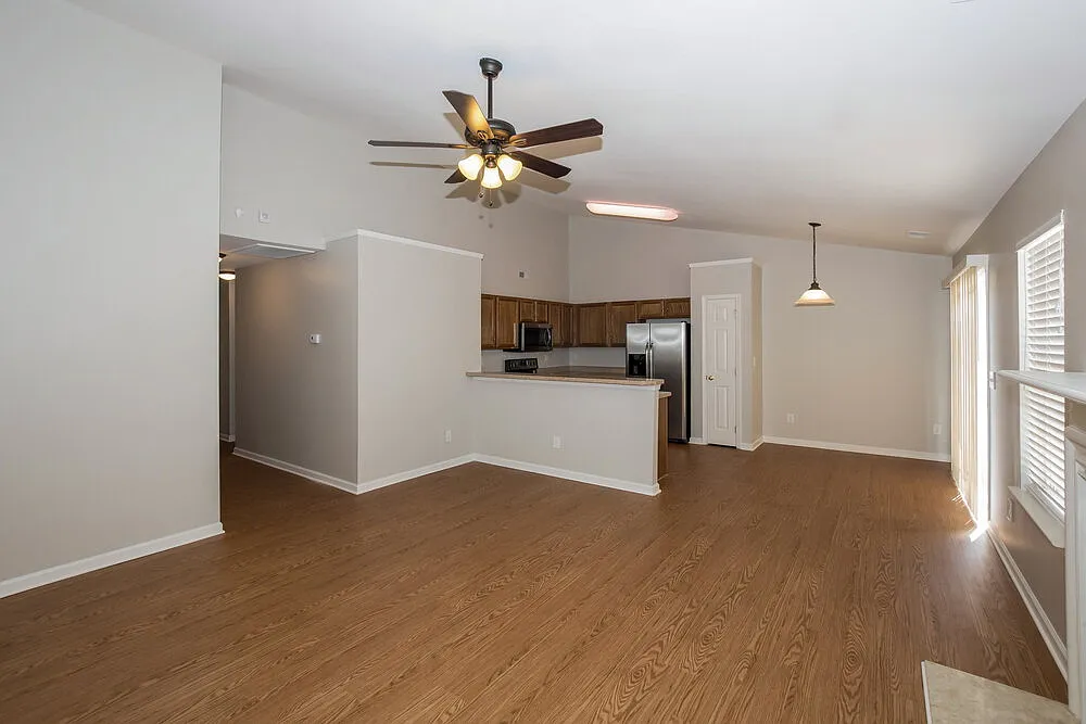 3 bed, 2.0 bath, 1500 sqft, $2,410 — Photo 2