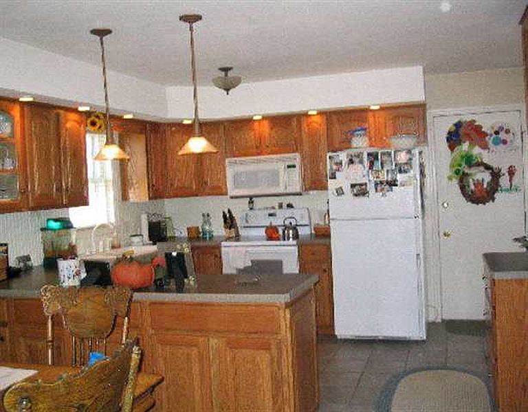 4th image of 909 MAIN Street