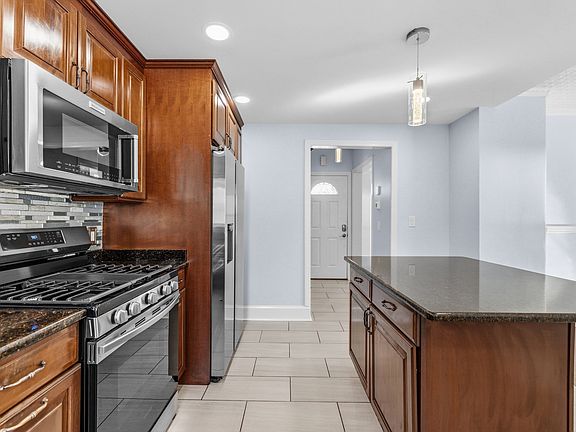 4th image of 17 Estes St