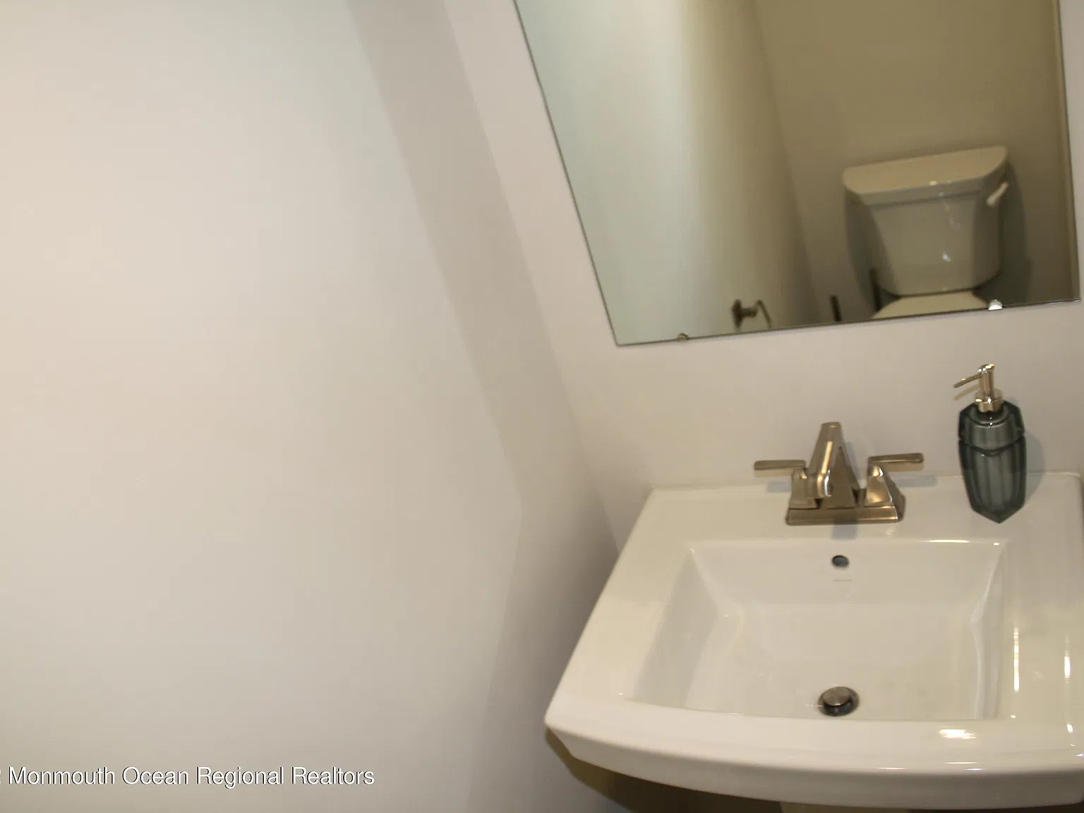 3 bed, 4.0 bath, 1914 sqft, $3,950 — Photo 4