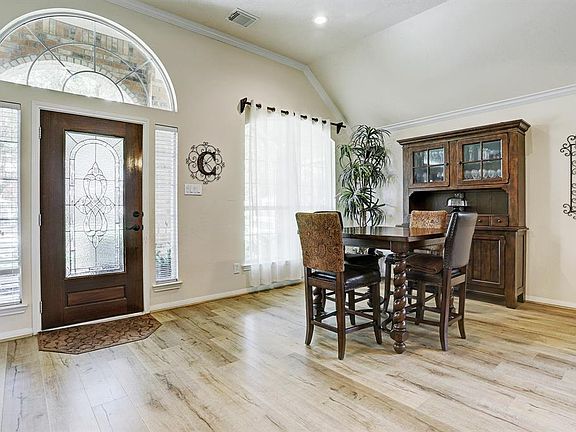 5th image of 515 Silver Creek Cir