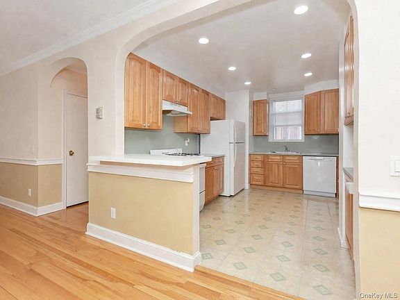 5th image of 1328 Midland Avenue #1A