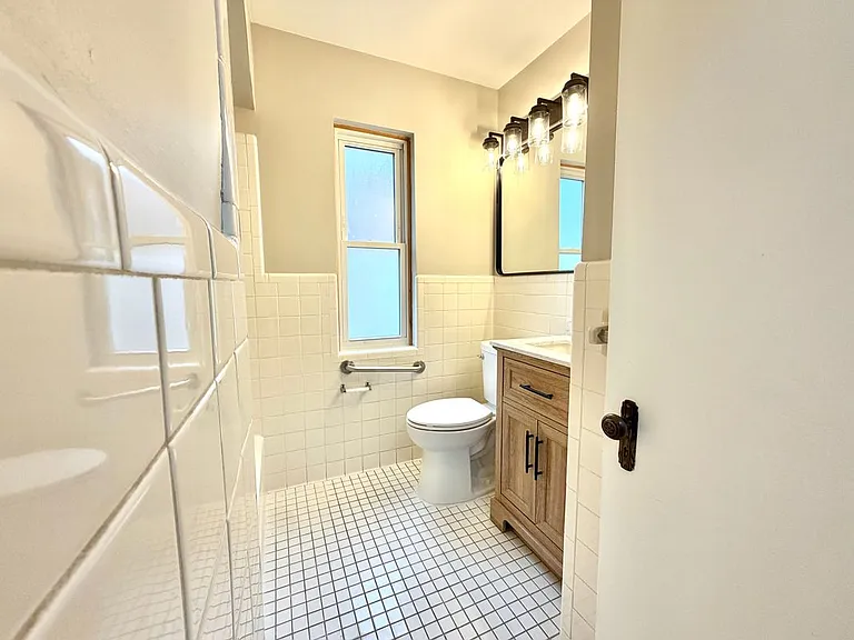 18235 Tracey St — Photo 23