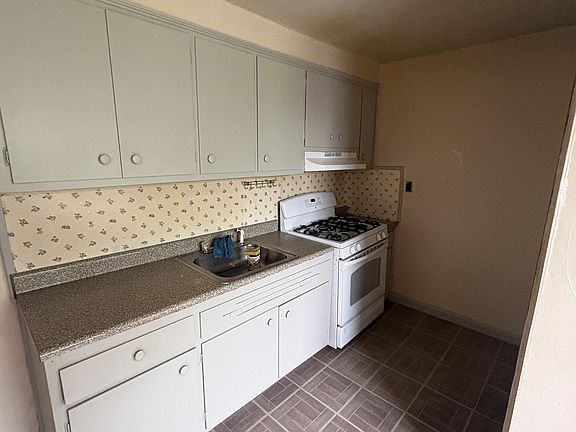 3rd image of 112 Franklin St