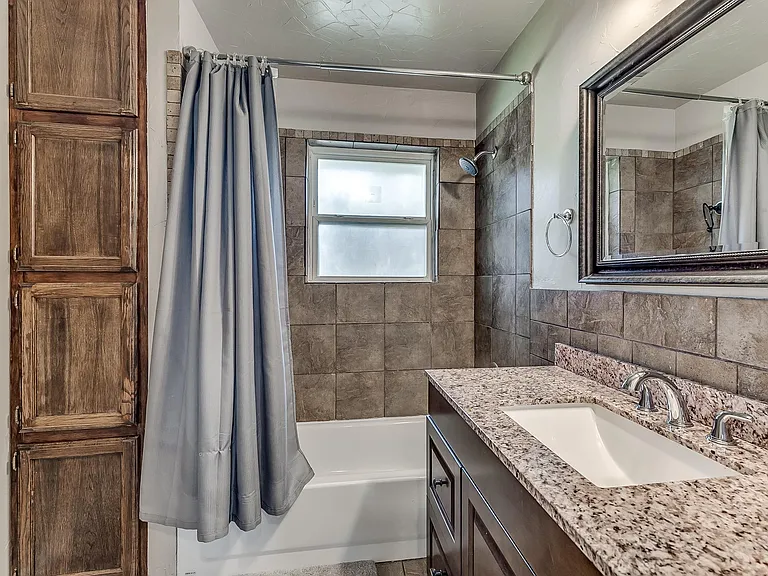 820 E Carroll Ln — Photo 14