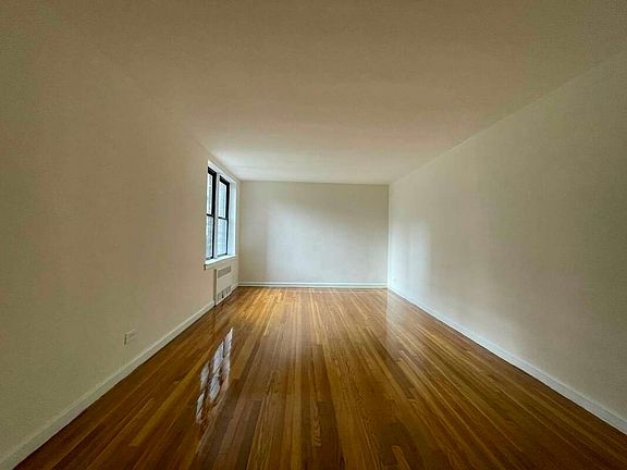 4th image of 140-55 Burden Cres #44A