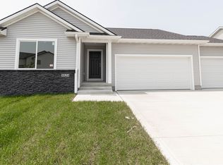 5524 Pine Valley Dr, Pleasant Hill, IA 50327