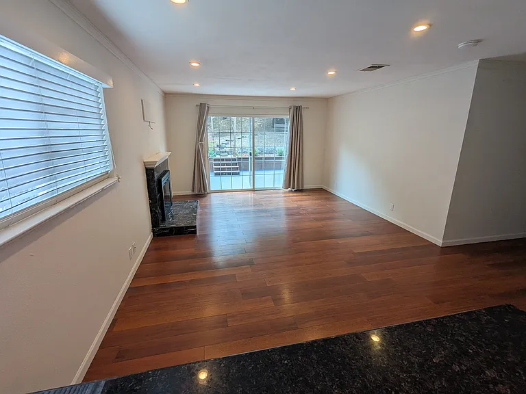 986 Regina Way — Photo 4