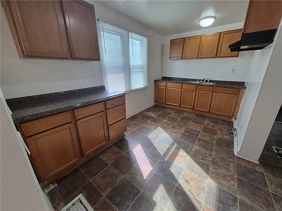 4th image of 71 Berlin St