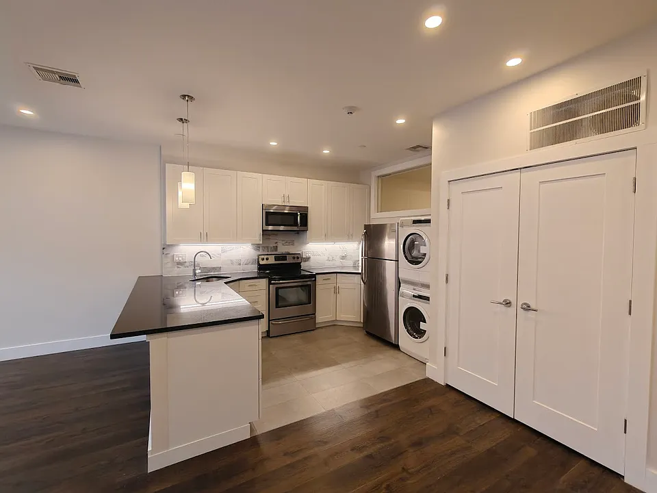 42 Eagle St #106