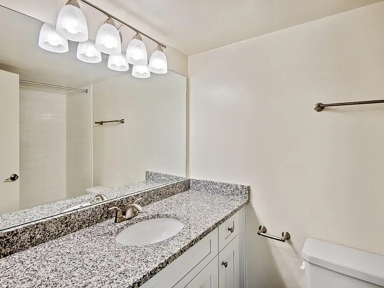 Top Field Apartment Homes — Photo 11