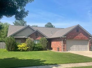 4086 W Chantilly Dr, Fayetteville, AR 72704