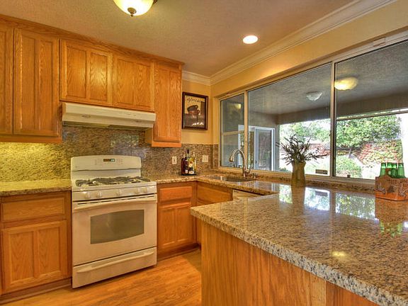 5th image of 523 Canton Dr