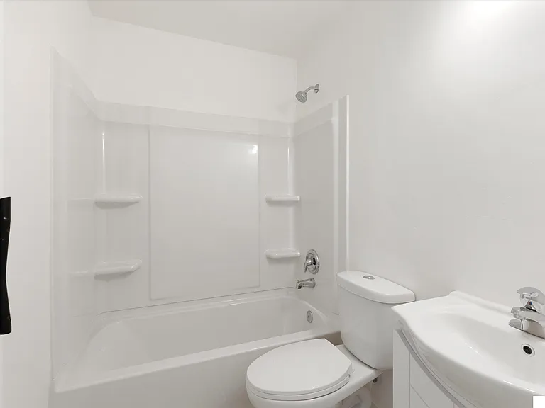 1635 E St — Photo 11