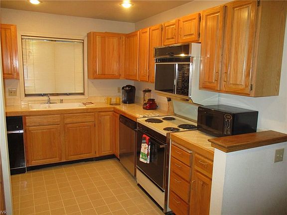 3rd image of 931 Incline Way #231