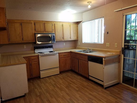 4th image of 3117 N Stone Ave