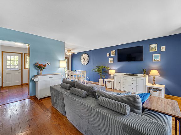 3rd image of 1551 Spruce Ave