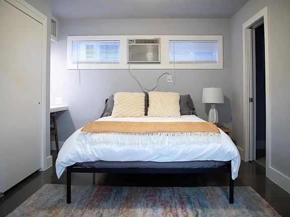 4th image of 1405 Hyde Park Blvd
