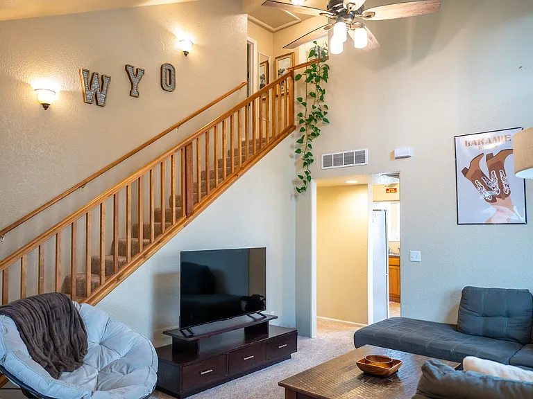 1007 Boswell Dr — Photo 4