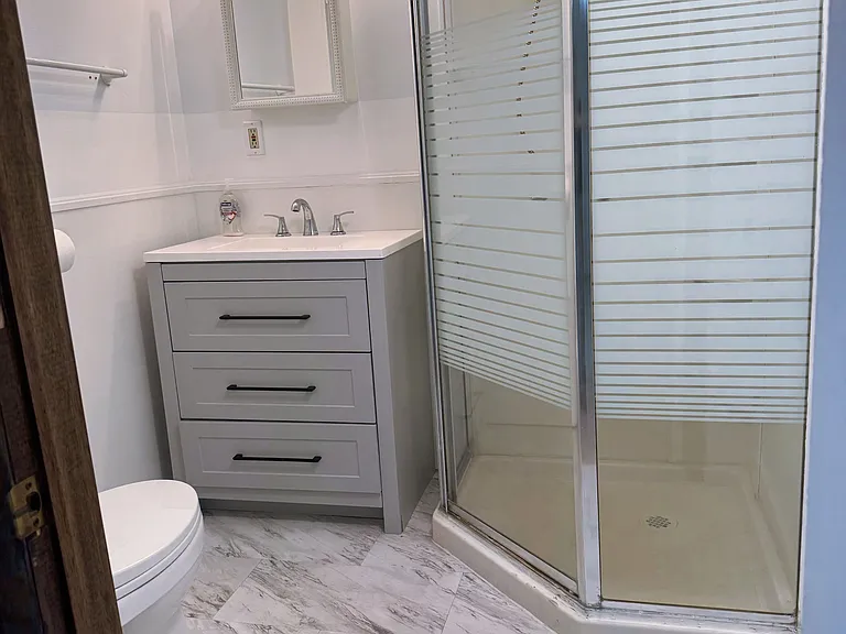 390 Roehampton Ave #BASEMENT — Photo 11
