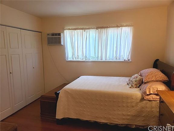 4th image of 22030 Calvert St APT 1