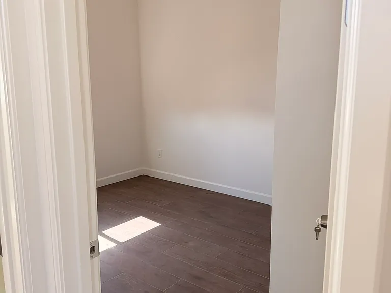 5263 Pirotte Dr — Photo 6