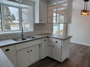 8629 100th St, Grande Prairie, AB T8V 2J9