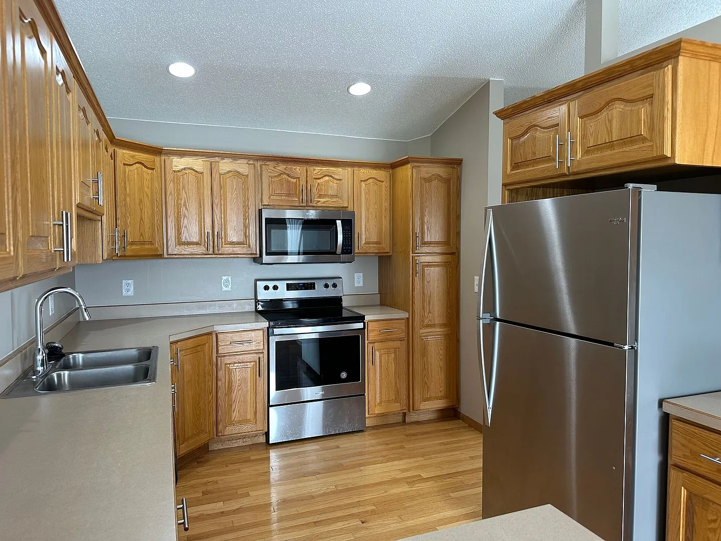 Comfortable 3-Bedroom with Garage & Fenced Yard for Rent — Photo 1