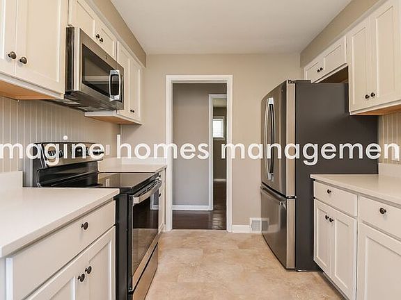 5th image of 32740 Parkway Dr
