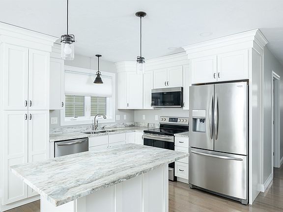 4th image of 10 Soucy Dr #10
