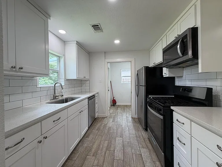 804 Clay St — Photo 4